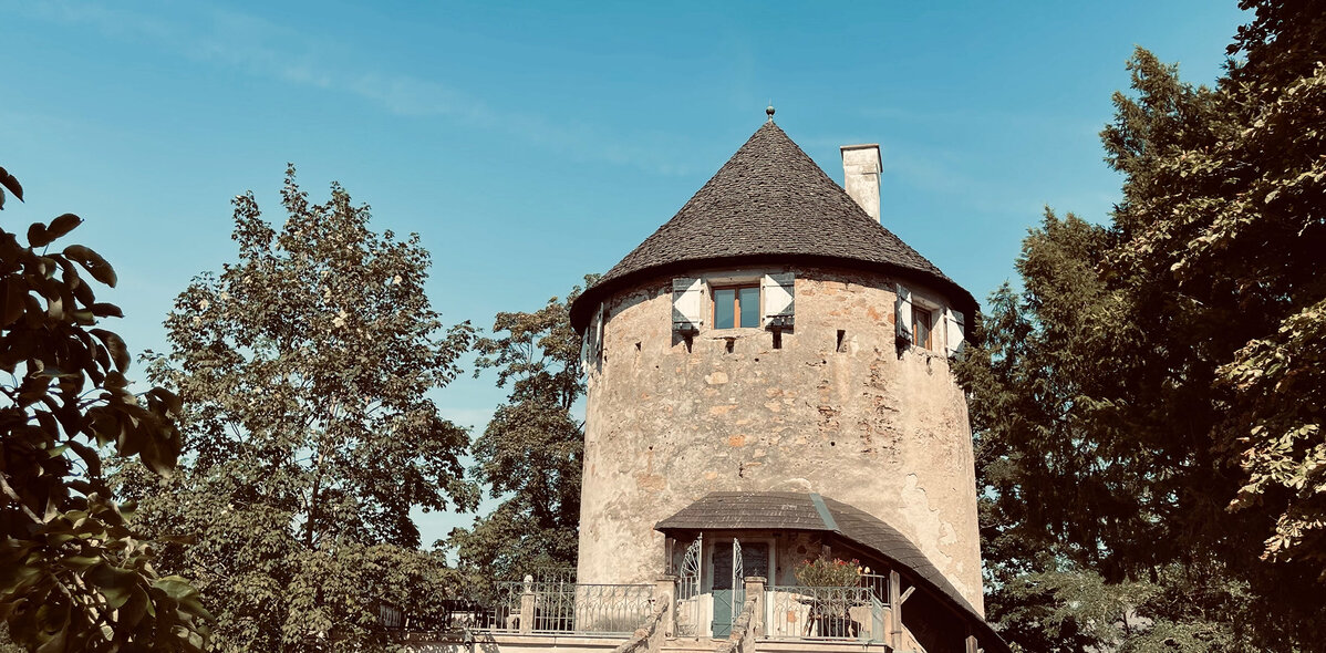 Die Vorderansicht des Turm Leiben, umringt von zahlreichen Bäumen